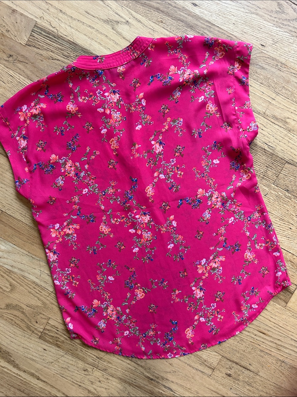 🌸3 FOR $20🌸
Cynthia Steffe Hot Pink Floral Split V-Neck Cap-Sleeve Blouse - Picture 6 of 8